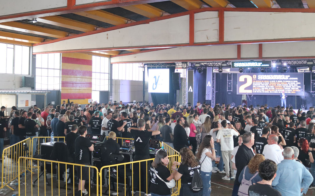 Durante la actuación de las tres charangas el pabellón se llenó de amantes de la música que no pararon de bailar y cantar. /Nerea Altaba Sales