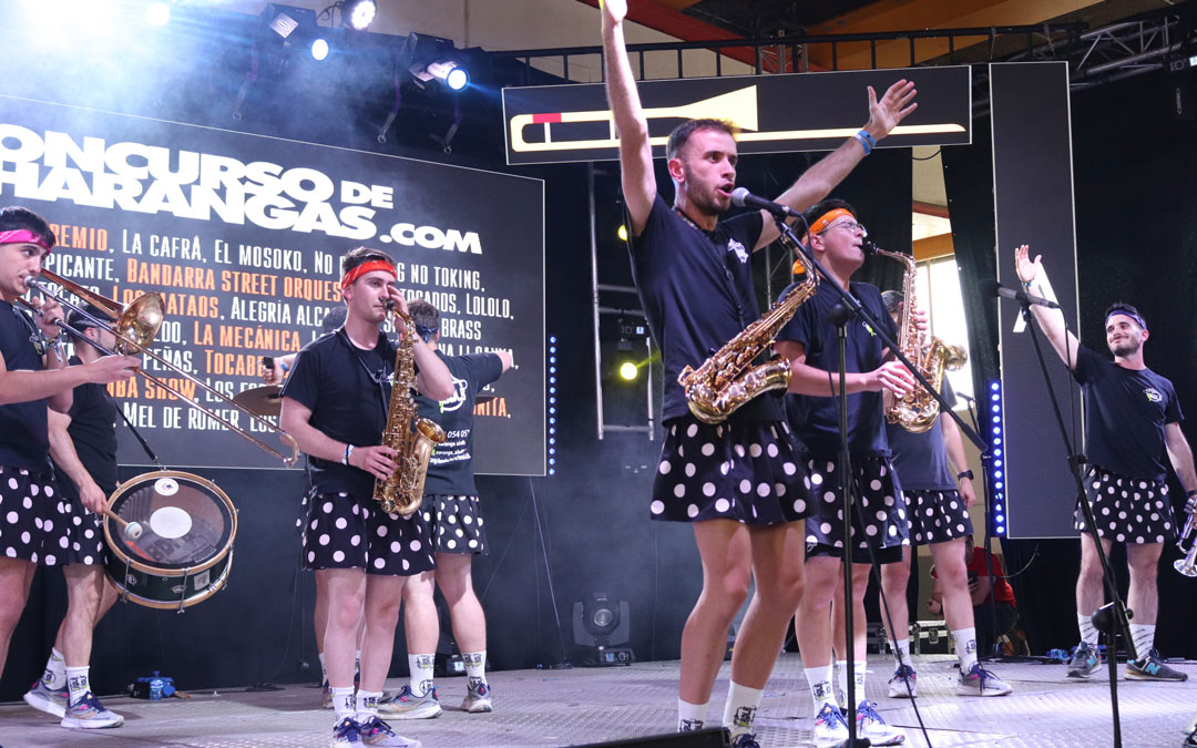 Durante la actuación de las tres charangas el pabellón se llenó de amantes de la música que no pararon de bailar y cantar. /Nerea Altaba Sales
