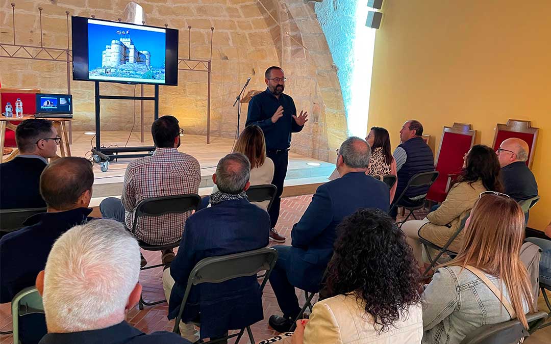 El historiador Javier Cortés es historiador y experto en la historia de las torres ópticas./ S.F.