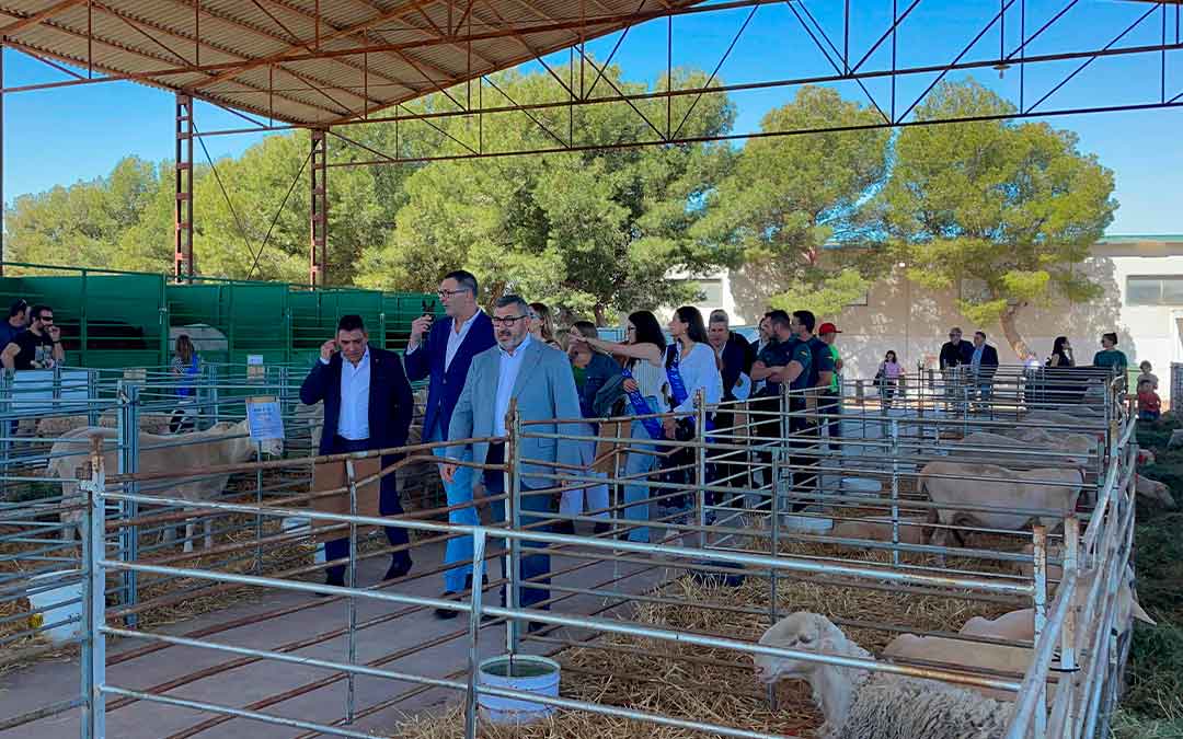 Recorrido de las autoridades por la nave ganadera./ S.F.