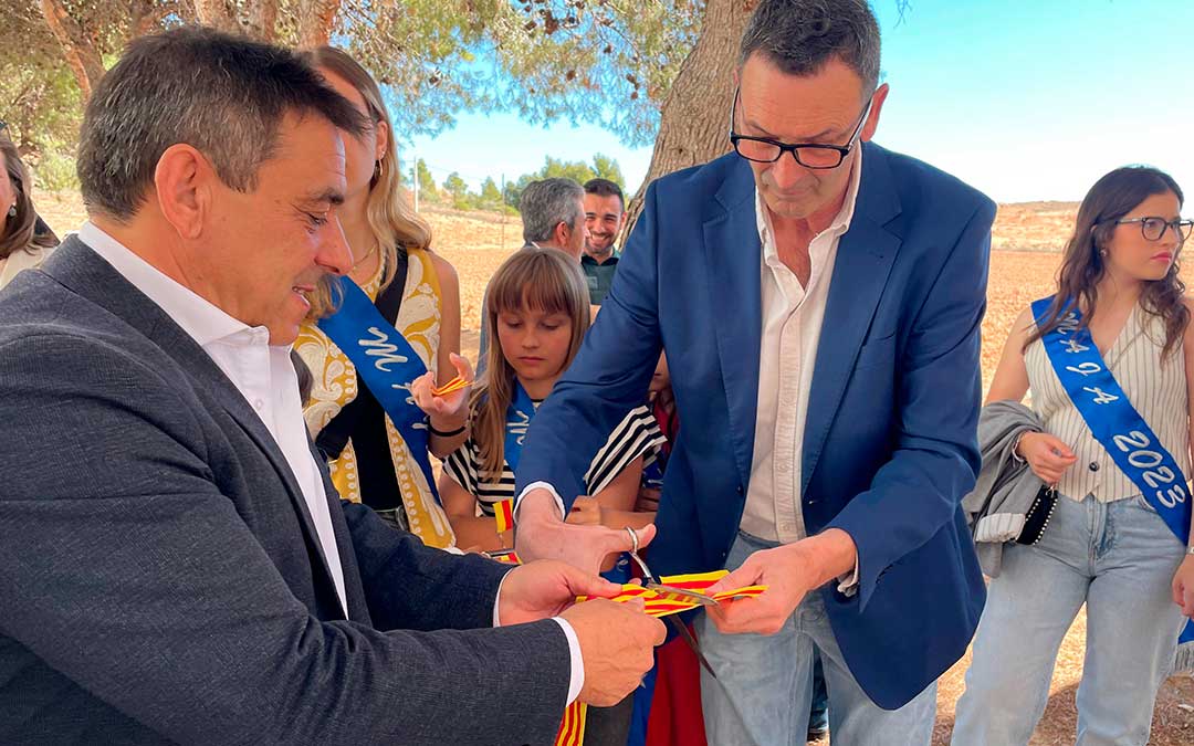 Reparto de la cinta inaugural de la feria./ S.F.