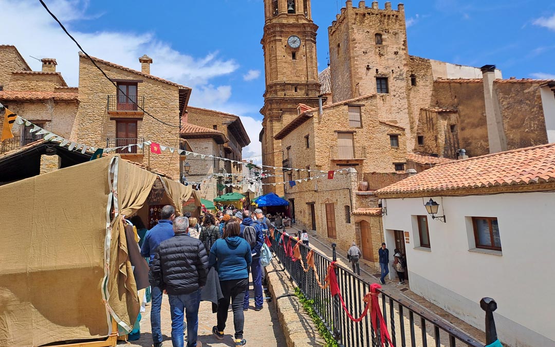 Las actividades y puestos se concentraron en las calles principales, recibiendo a cientos de curiosos. /Nerea Altaba