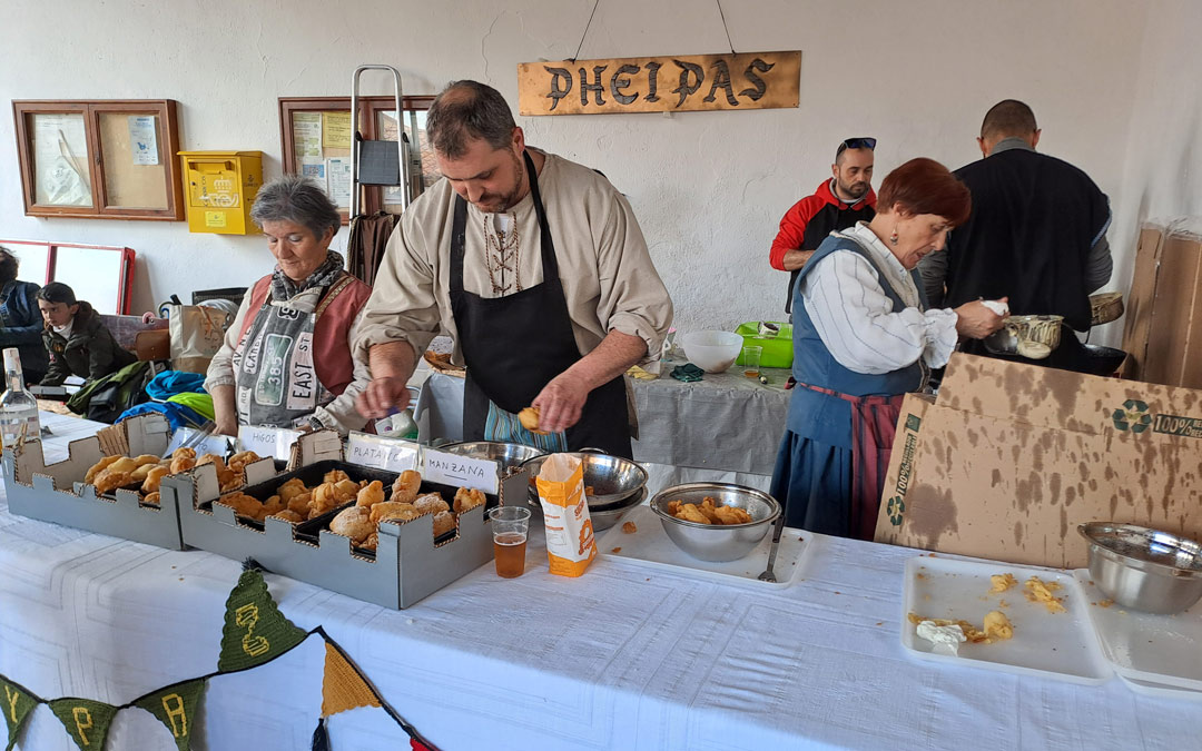 Triunfaron los buñuelos benéficos de la asociación Pheipas. /N.A