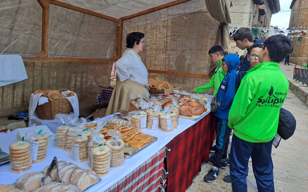 Comerciantes locales, como Rebeca, también salieron a las calles. /N.A.