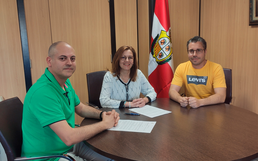 Momento de la firma del convenio./ Ayto Caspe