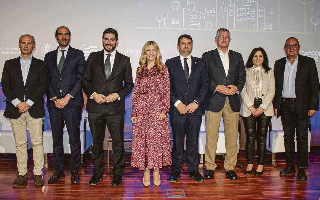 Foto de familia de autoridades políticas y empresarios participantes en la mesa redonda este lunes al terminar el acto./ L. Castel
