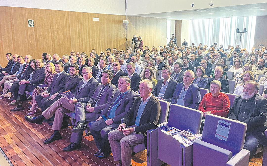 El acto contó con gran presencia de empresarios y representantes políticos./ Laura Castel