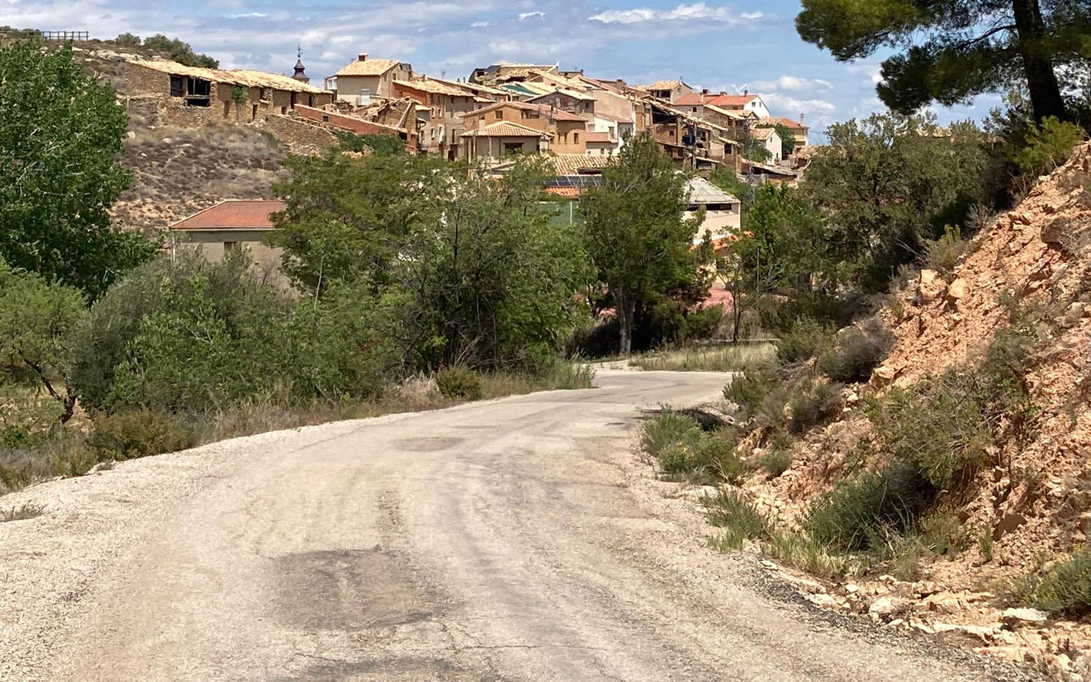 Aspecto actual de la carretera de Fórnoles que conecta el núcleo urbano con la N-232 hacia Monroyo./ J.V.