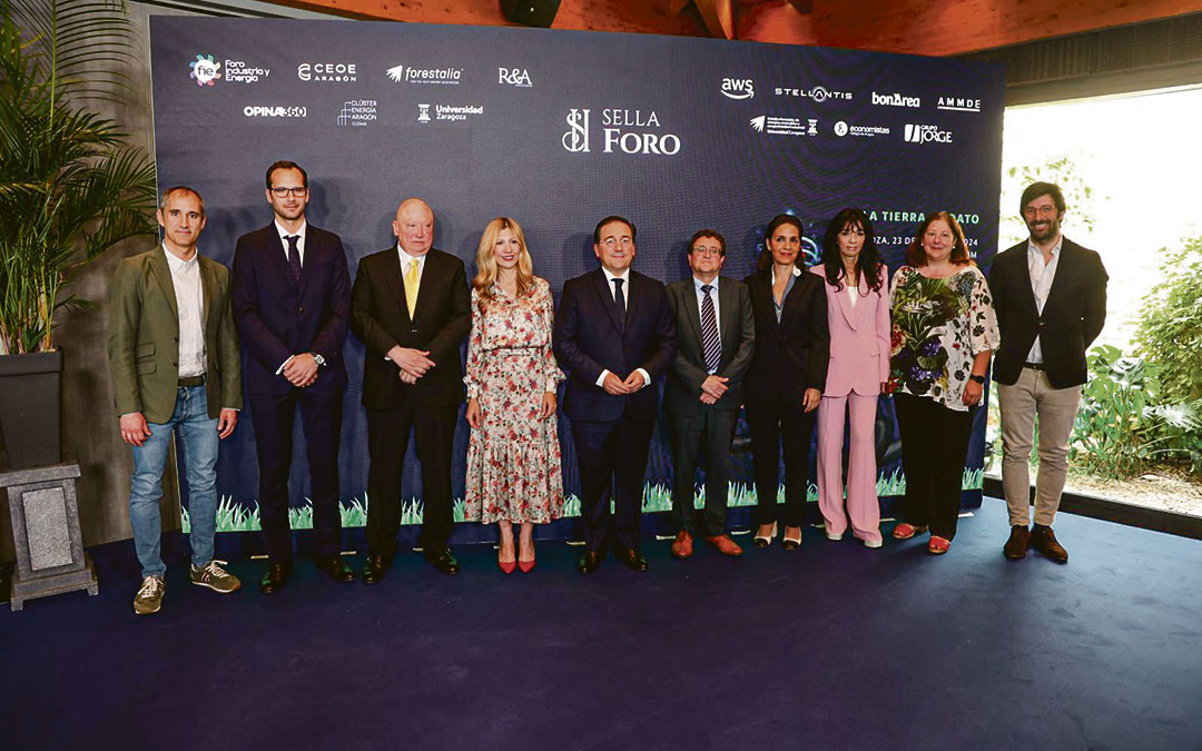 Foto de familias de las autoridades en la clausura del Foro Sella ayer. En la cabeza el ministro de Albares. / FIE