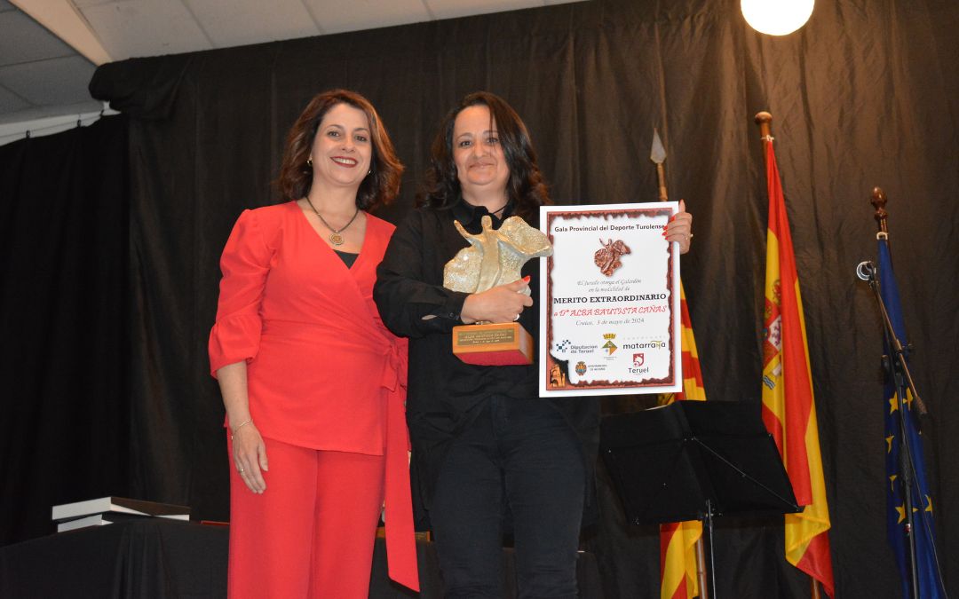 Inés, la madre de Alba Bautista, recogió el galardón en nombre de su hija./ C.O.