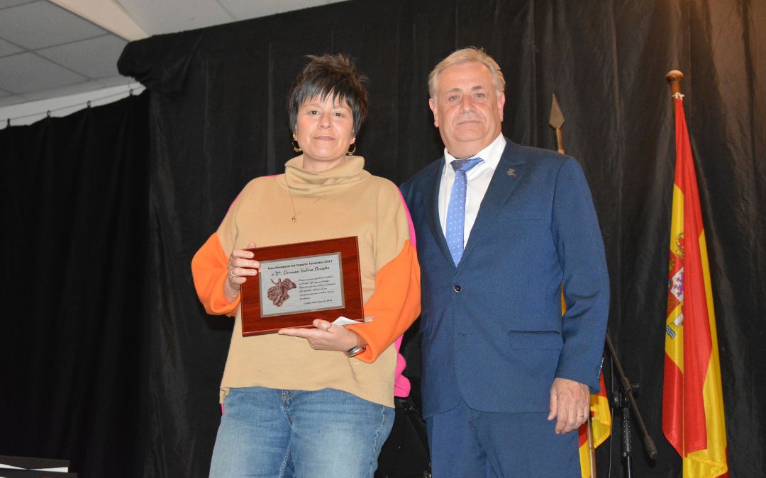 La hija de Carmen Valero, Carmeta Mellado, recibió el reconocimiento póstumo a su madre./ C.O.