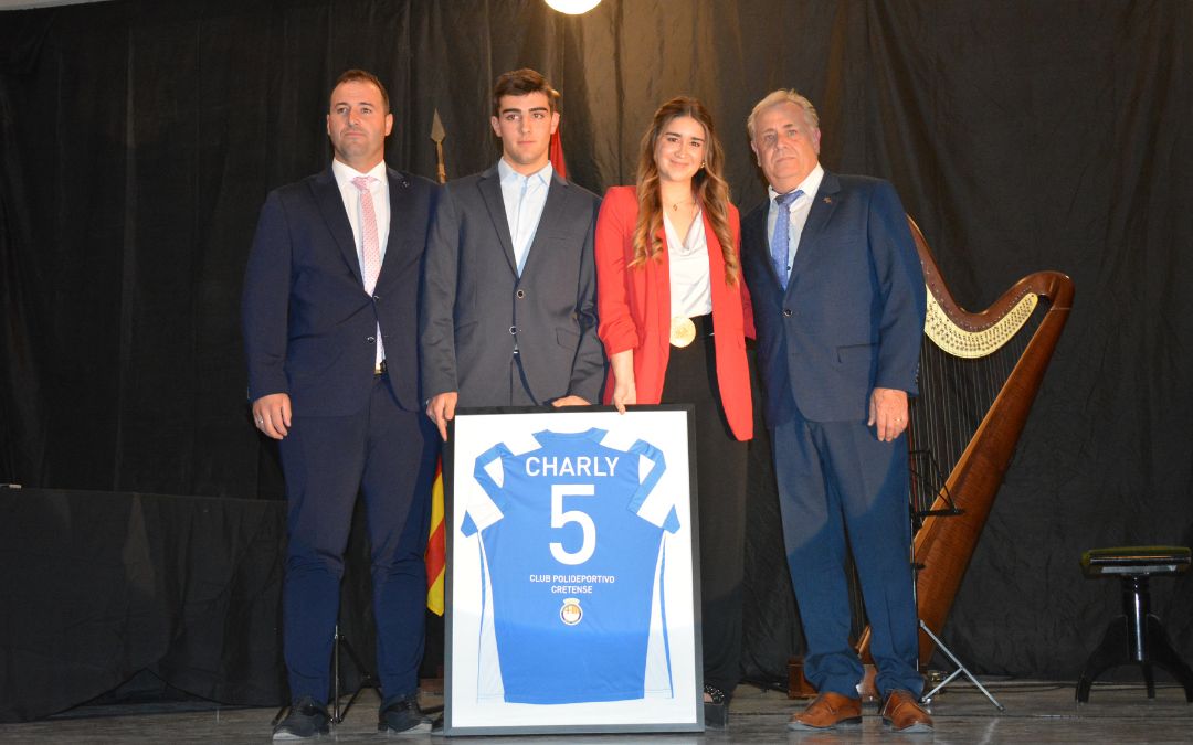 Los hijos de Juan Carlos Llerda, Tania y Hugo, recogieron el reconocimiento póstumo a su padre./ C.O.