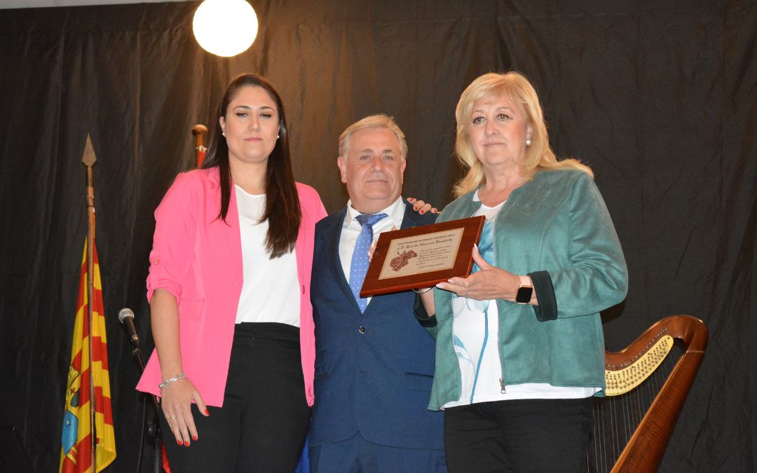 La esposa e hija de Ramón Navarro, Victoria y Elena, recogieron su reconocimiento póstumo./ C.O.