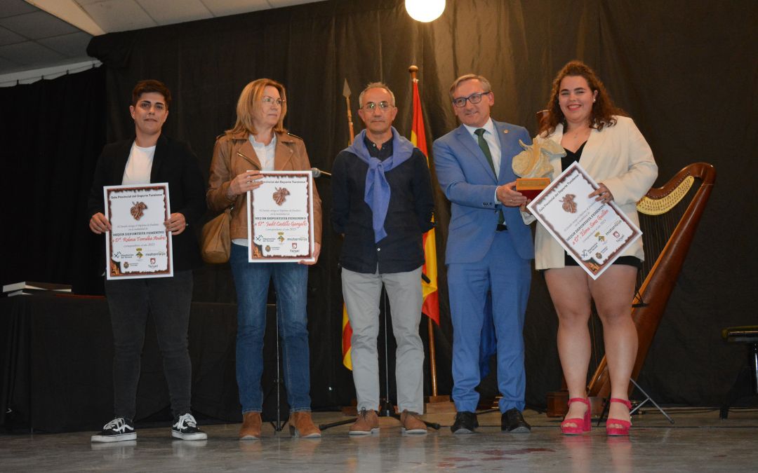 Elena Sanz, Mejor Deportista Turolense 2023, junto al resto de reconocidas./ C.O.