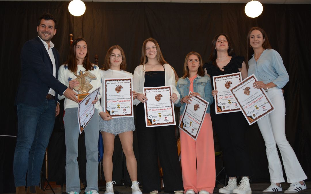 Carlota Gasión, premiada en la categoría de Mejor Deportista Promesa Femenina, junto al resto de finalistas./ C.O.