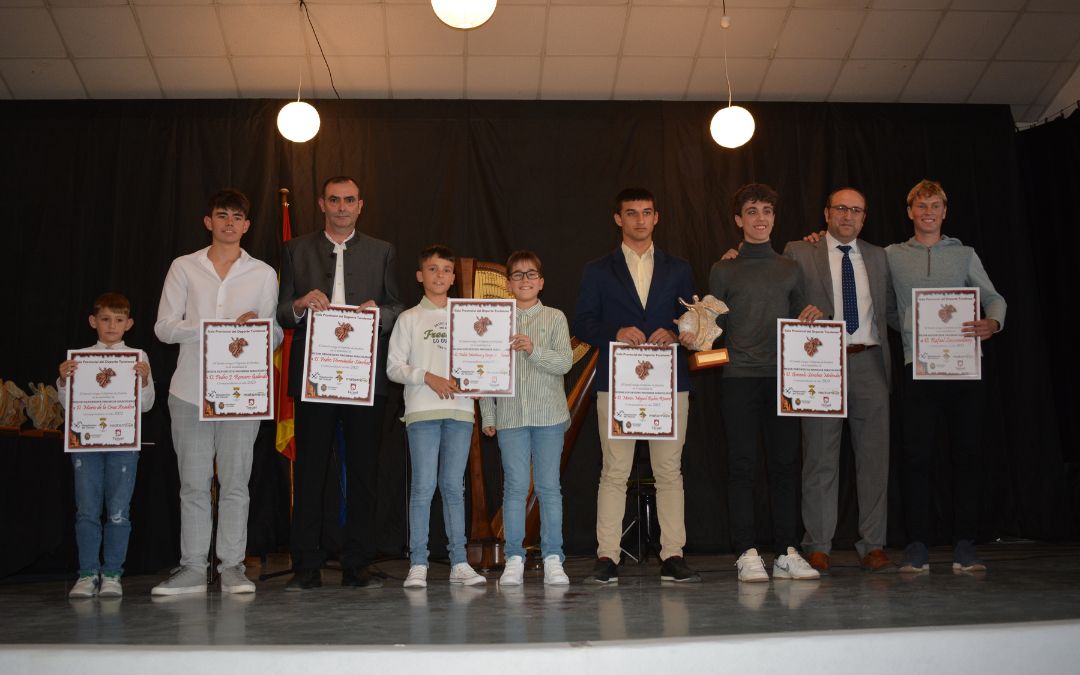 Gonzalo Sánchez, premiado en la categoría de Mejor Deportista Promesa Masculina, junto al resto de finalistas./ C.O.