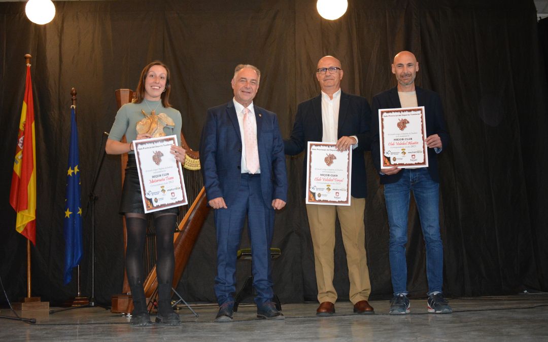 Marina Albesa, en representación del Matarraña Team, premiado como Mejor Club de la provincia, junto al resto de finalistas./ C.O.