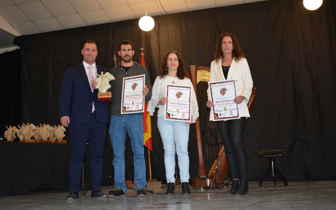 Carlos Jávega, reconocido como Mejor Entrenador, junto al resto de finalistas./ C.O.