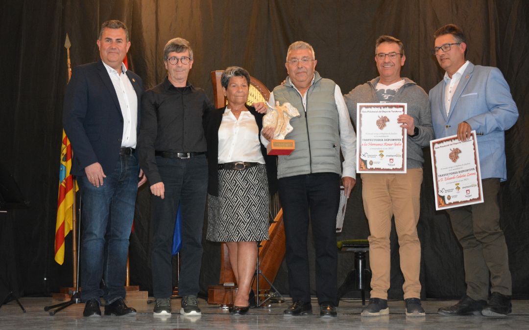 Lázaro y Pilar, los padres de Lázaro Vicente- premiado a Mejor Trayectoria Deportiva-junto a los finalistas./ C.O.