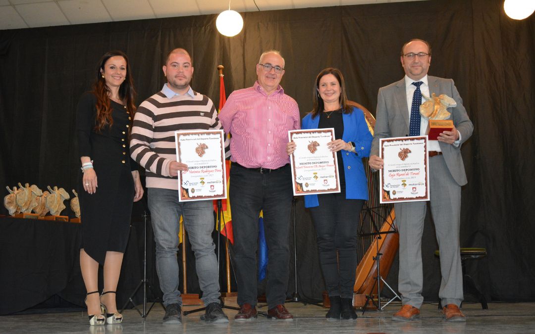 La Caja Rural de Teruel recibió el trofeo al Mérito Deportivo. Lo recogió Emilio Mallén, director de zona del Bajo Aragón./ C.O.