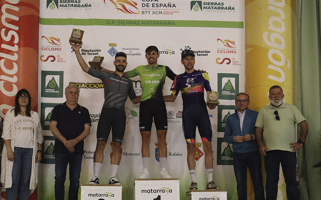 Ganadores de la prueba junto a las autoridades. A.Z