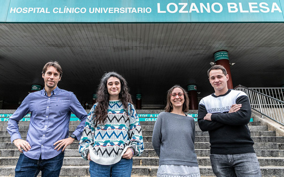 Los científicos Eduardo Candeal, Paula Martín, la urreana Rebeca Sanz como investigadora principal, y Eduardo Aranda, del IIS Aragón. / Asier Alkorta.