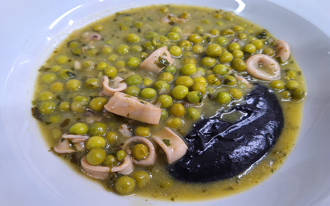 Guisantes con chipirones en salsa verde./ Manuel Barrau