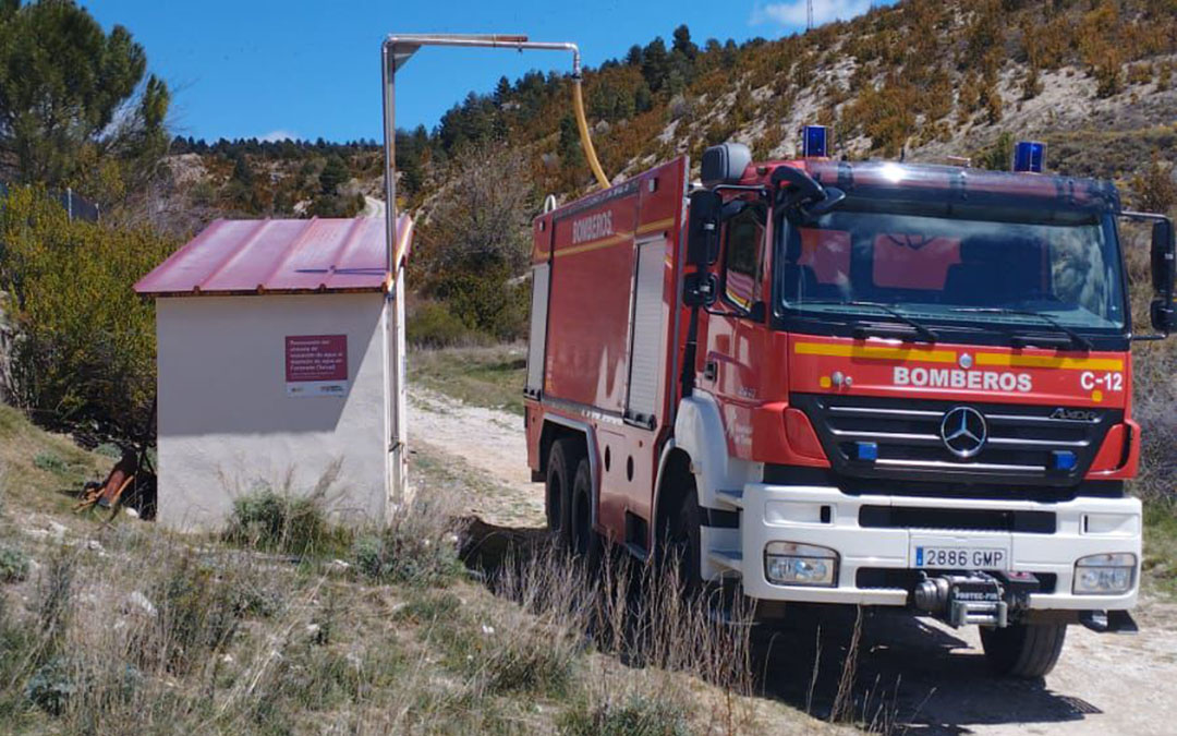 Los Bomberos de la DPT llevan más de un mes transportando agua de boca a municipios como La Iglesuela del Cid./ DTP