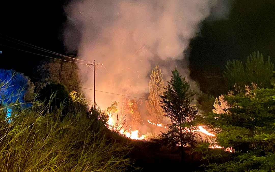 El fuego se originó en una zona de difícil acceso./ L.C.