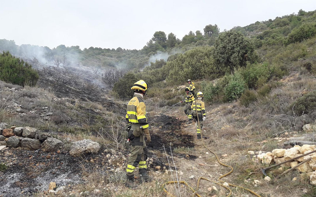 El operativo INFOAR ha intervenido en un pequeño incendio junto al casco urbano de La Cañada de Verich./ Operativo INFOAR