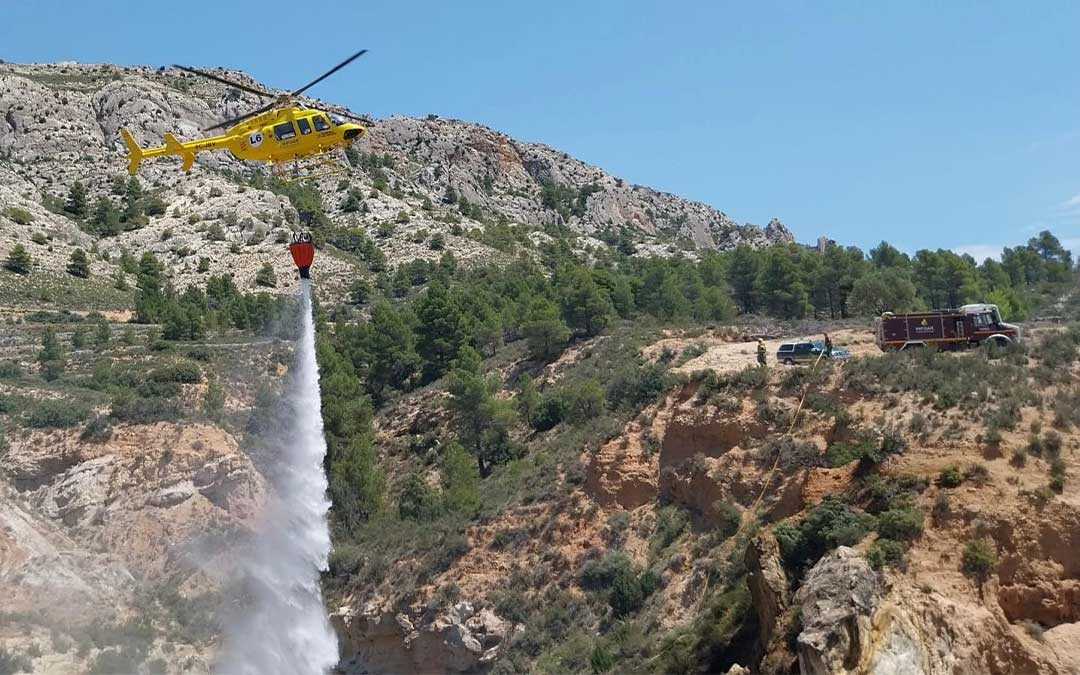 Una unidad helitransportada de Alcorisa con su medio aéreo y una unidad terrestre con una autobomba forestal han trabajado en el incendio forestal de Castellote./ Operativo INFOAR
