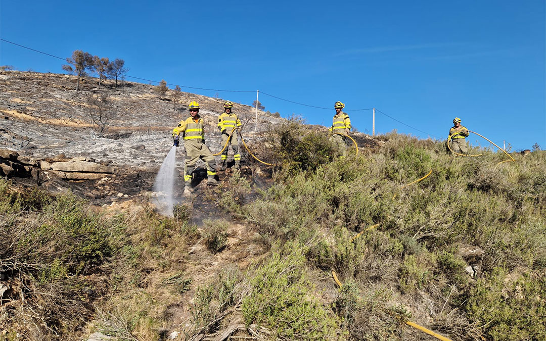Efectivos del operativo INFOAR trabajando en la extinción del incendio forestal declarado en Nonaspe este miércoles 29 de mayo de 2024./ Operativo INFOAR