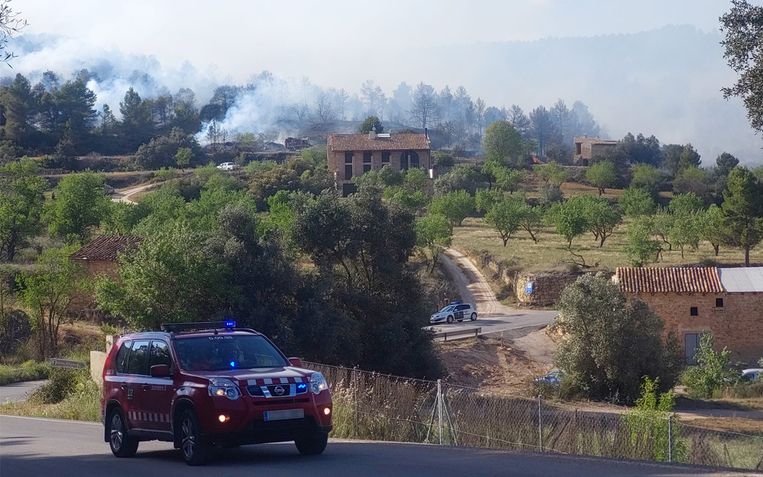 El incendio forestal en Lledó se ha originado en una zona de masías habitadas cercanas al casco urbano./ Javier de Luna