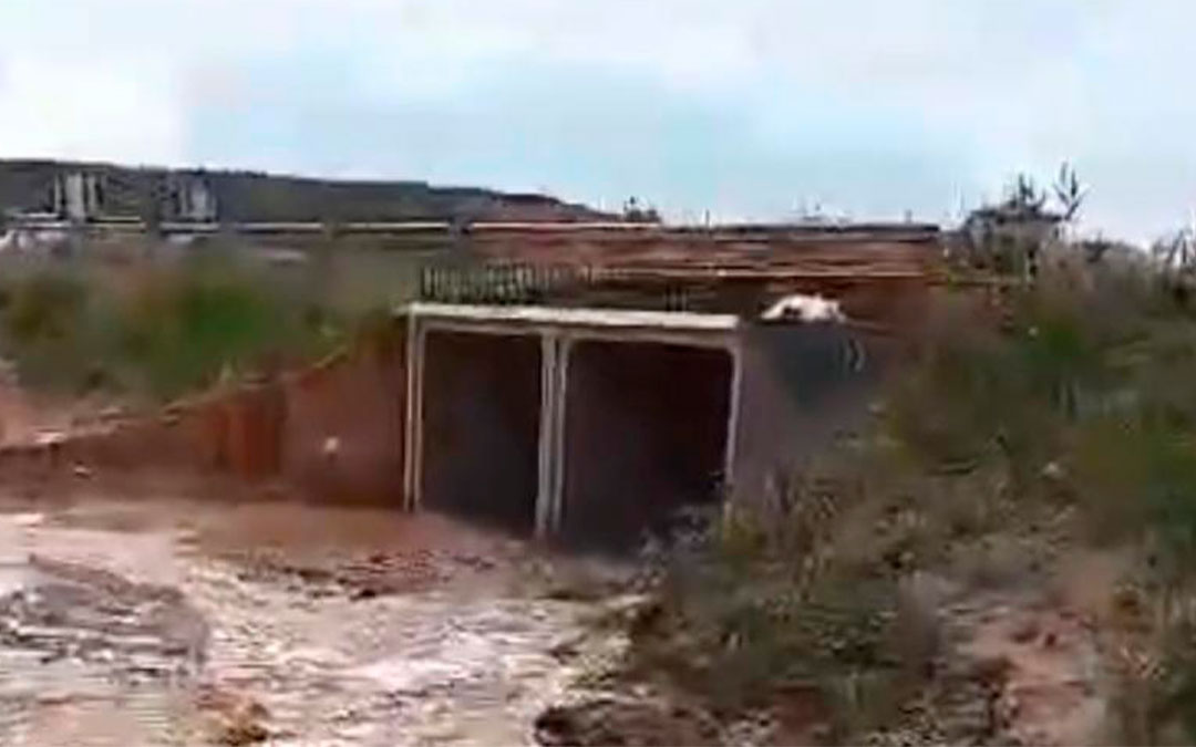 La carretera A-224 está cortada en el kilómetros 10, entre Samper e Híjar, debido a las fuertes lluvias./ Aragón Hoy