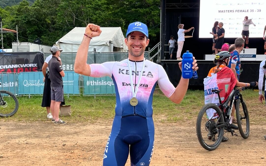 Iván Romero, junto a su medalla, en el mundial de XCO en Australia. / I.R.