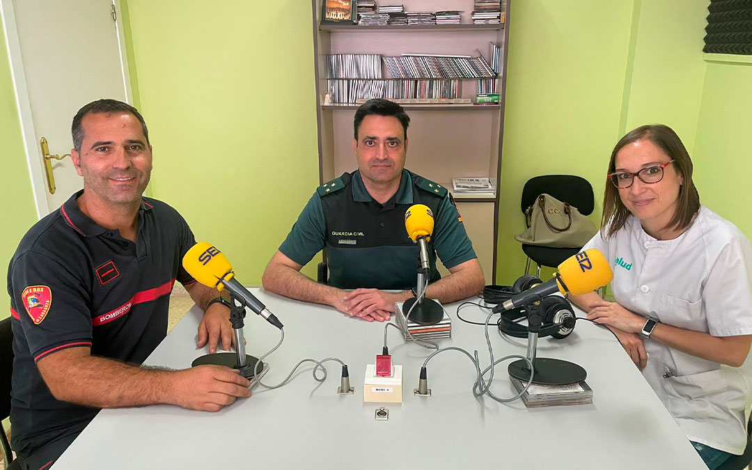 Carmen Clemente, José Ángel Guerrero y Gabriel Luena en Radio Caspe./ S.F.