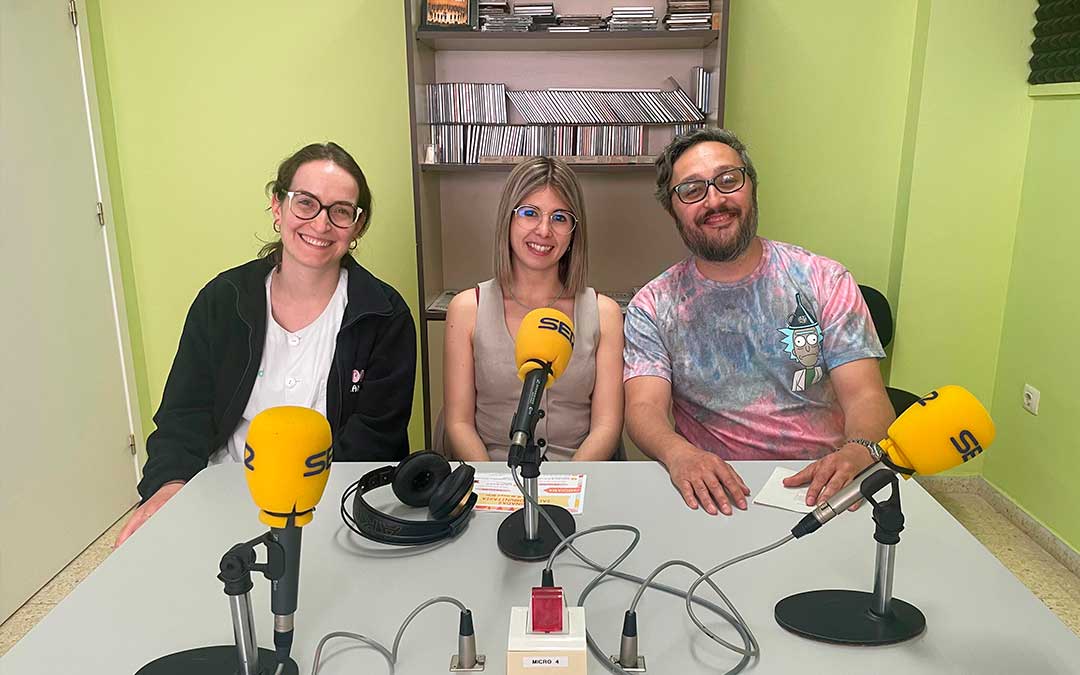 Blanca Serrat, residente; Miriam Carmena, enfermera; y Nima Pymanfard, médico, en Radio Caspe./ S.F.