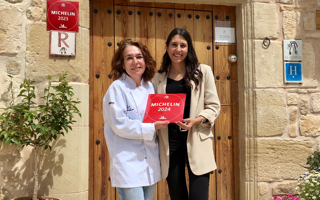 La propietaria y chef Clara Lapuente recibe la placa 'Bib Gourmand' 2024 de la Guía Michelin./ La Alquería