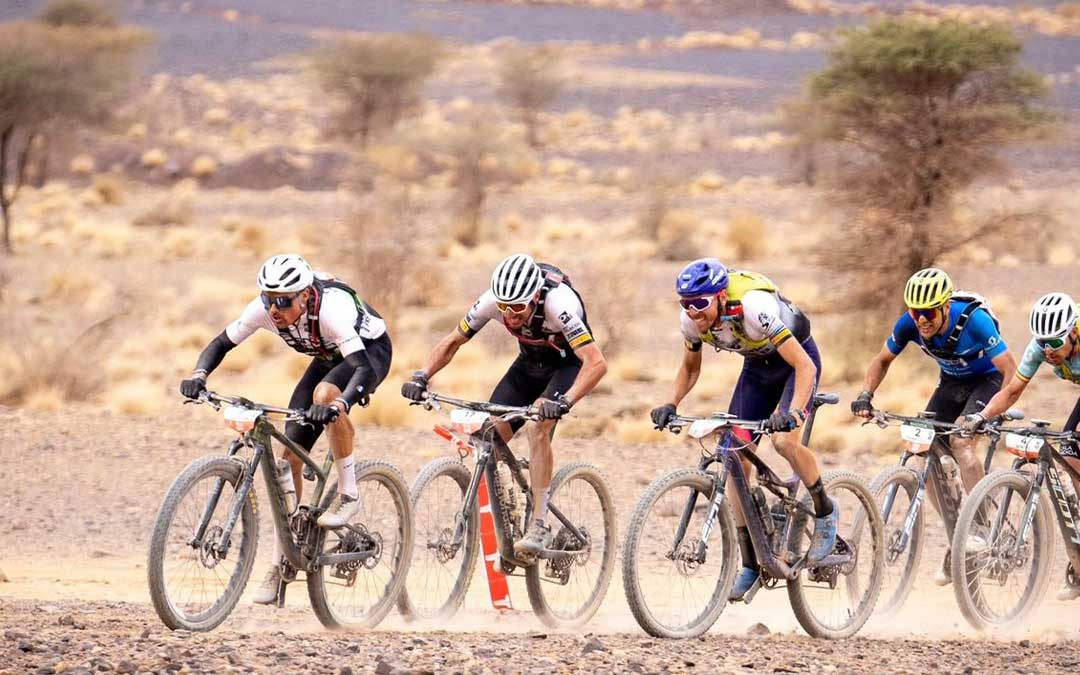 Disputa de una de las etapas de la Titan Desert 2024 con el ciclista bajoaragonés Jorge Lamiel en cabeza de carrera. / Jorge Lamiel
