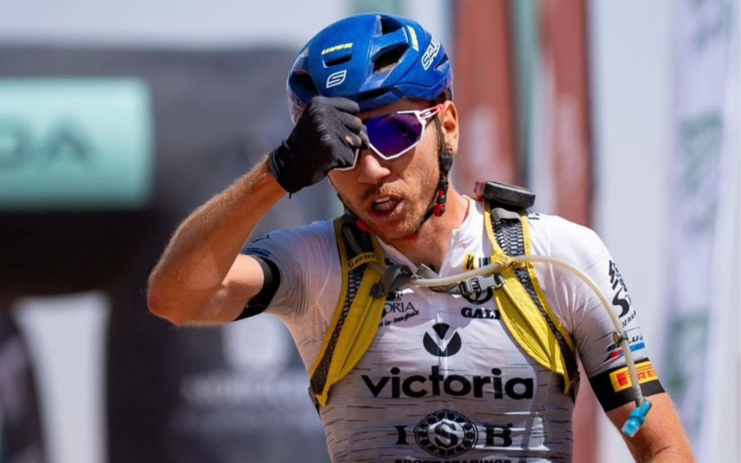 Jorge Lamiel celebra su victoria parcial en la Titan Desert 2024. / Jorge Lamiel