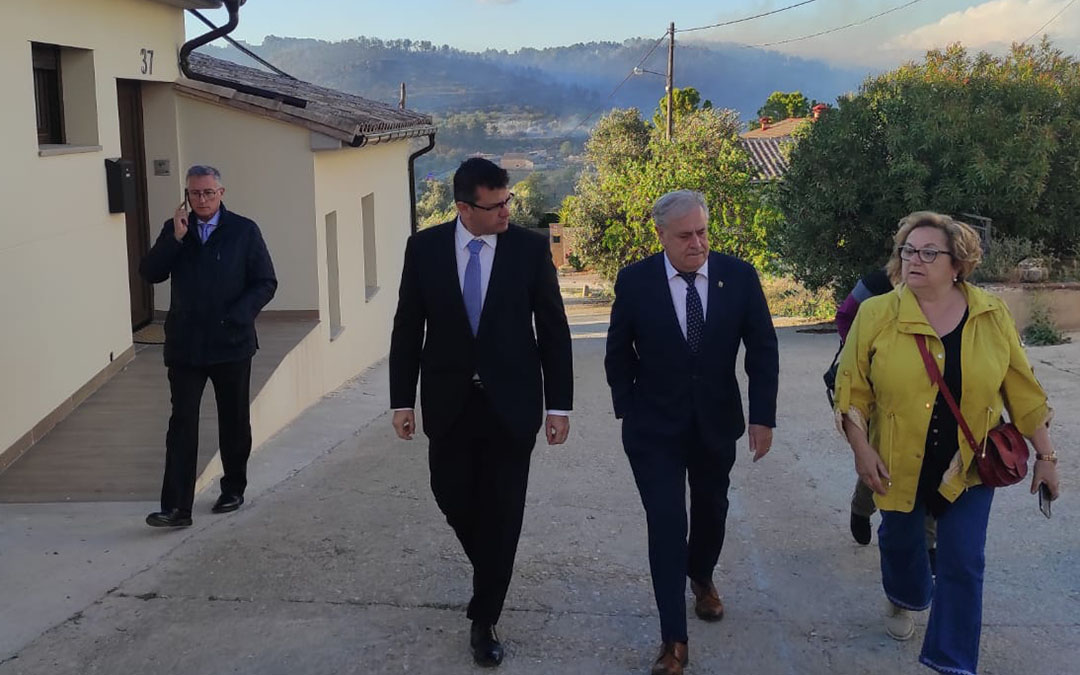 El consejero de Medio Ambiente, Manuel Blasco, que acudía a un acto a Valderrobres, se ha desplazado hasta Lledó/ J.L.