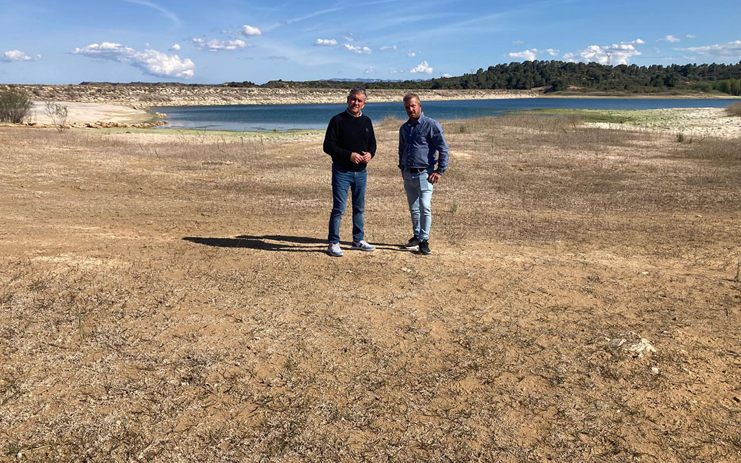 La balsa de La Trapa está al 26% de su capacidad e inyecta agua al sistema de acequias desde abril. En la imagen Miguel Zurita y Manuel Gargallo, presidente y vocal de la Junta Central de Regantes del Matarraña./ J.L.
