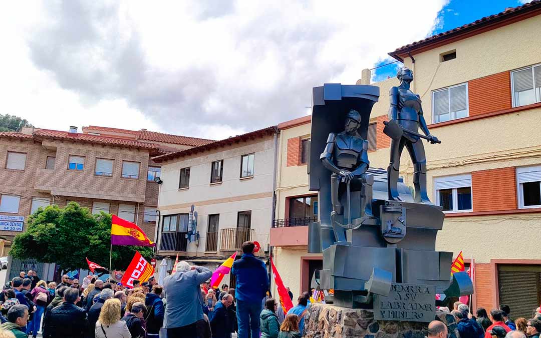 Se ha leído el manifiesto en la Plaza del Regallo y hubo ofrenda floral en el monumento./CCOO