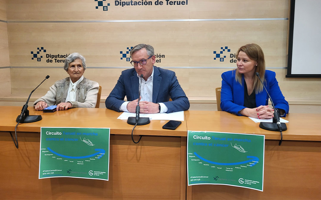 De izquierda a derecha, Maribel Utrillas (presidenta de la Junta local de Sarrión), Joaquín Juste (presidente de la DPT) y Belén Royo (gerente de la AECC en Teruel Royo) durante la presentación./ DPT
