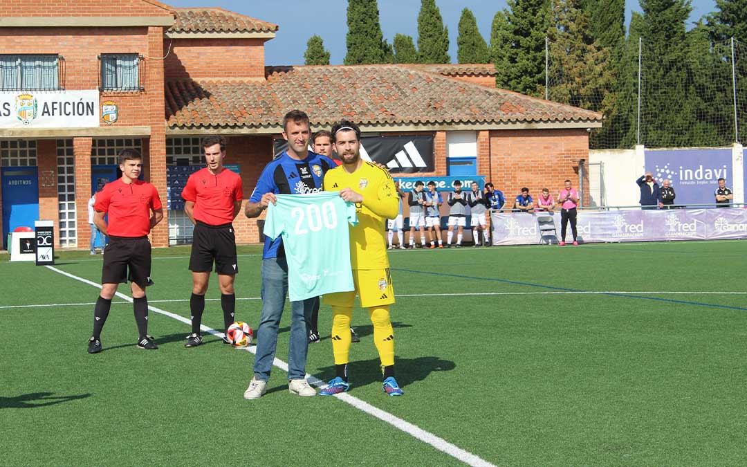 Entrega de una camiseta conmemorativa a Mario Máñez por sus 200 partidos con el C.D. Caspe / E.P.