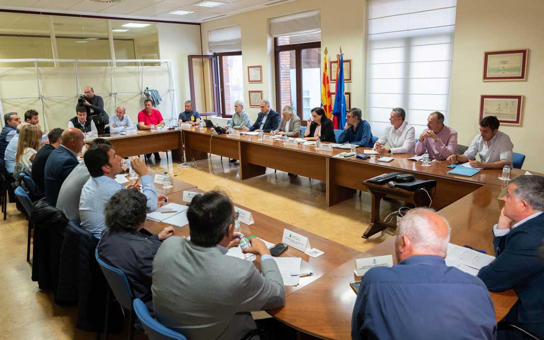 Imagen de la reunión que se ha celebrado este martes en la sede de la Consejería de Agricultura de la DGA./ Fabian Simón -DGA