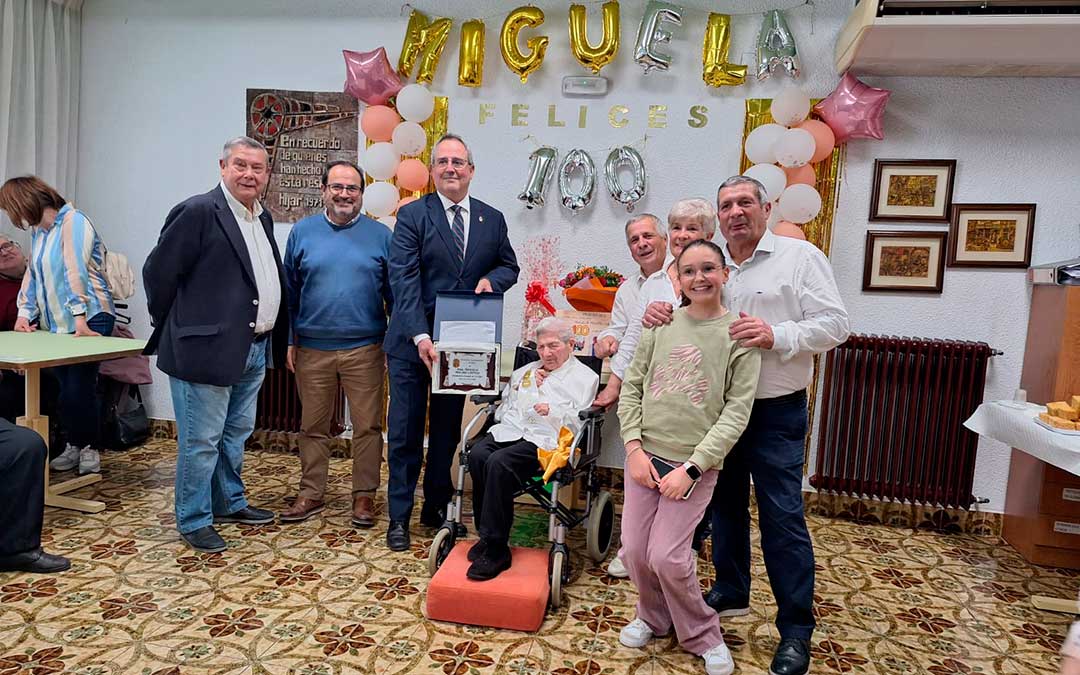 El alcalde, Jesús Puyol, entrega una placa a la centenaria hijarana Miguela Molías. / Residencia San Valero