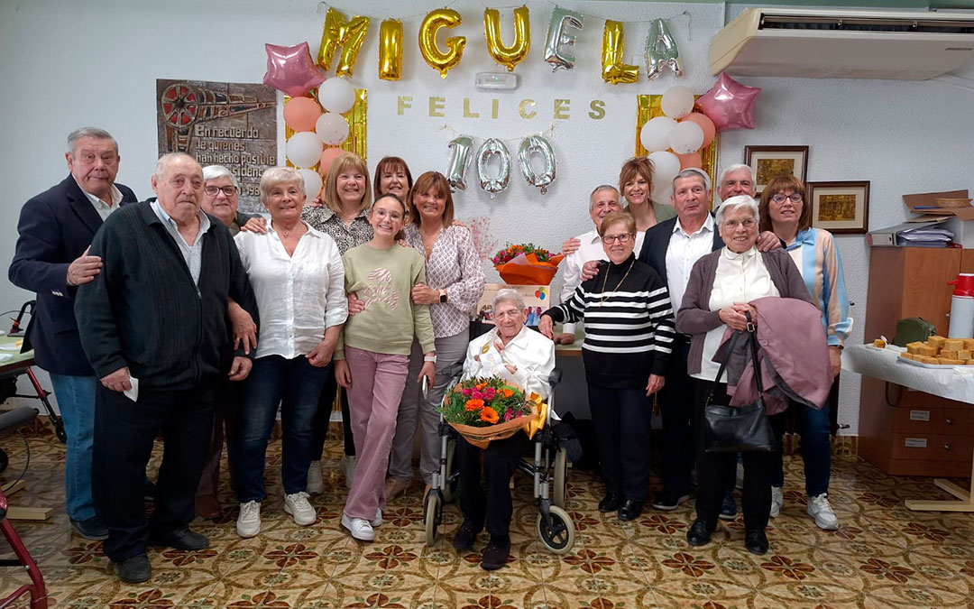 Homenaje a Miguela Molías Luengo por su cumpleaños 100. / Residencia San Valero