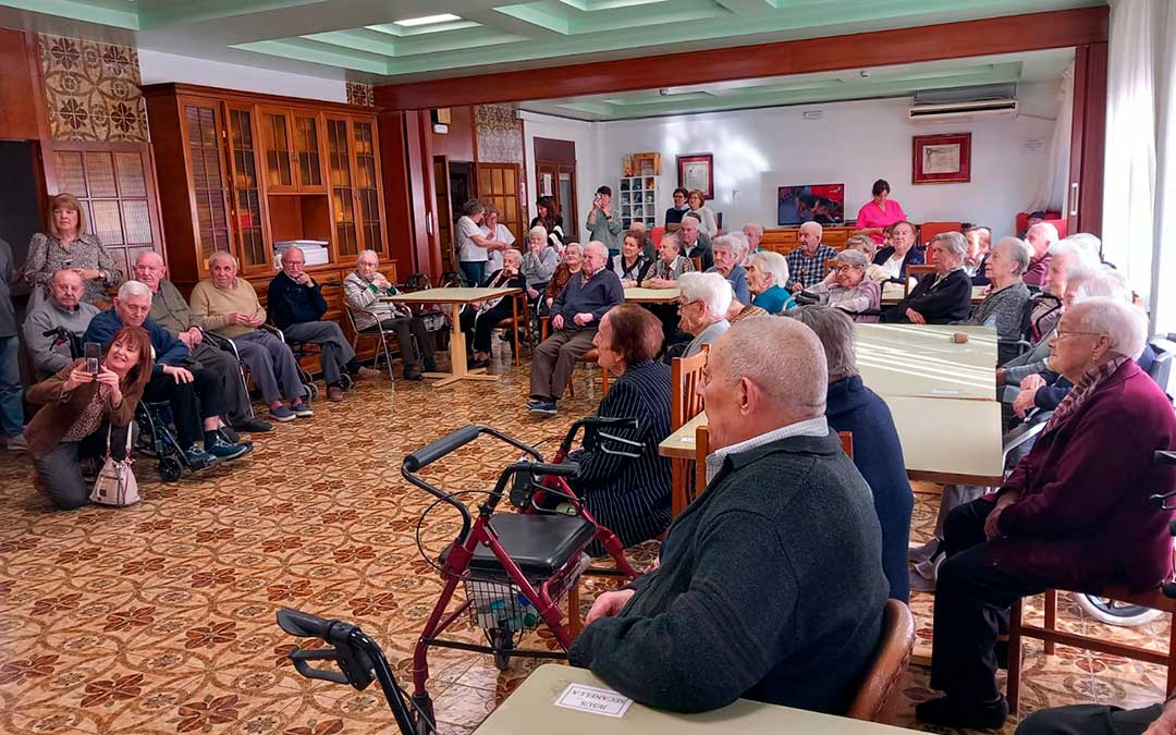 Usuarios y personal disfrutaron del 100 cumpleaños de Miguela Molías. / Residencia San Valero