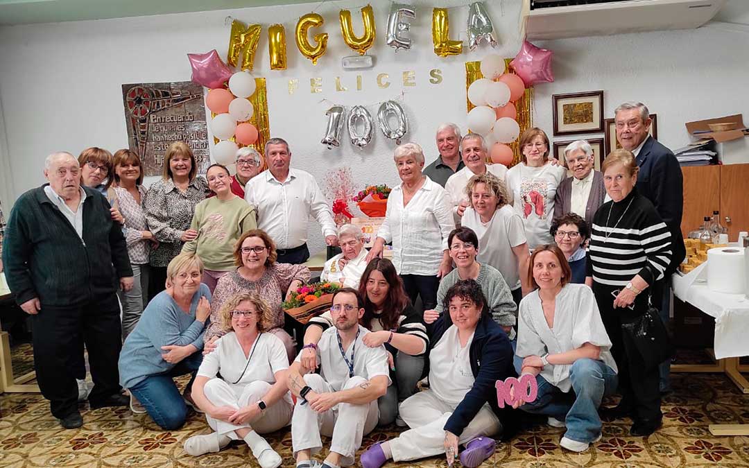 Homenaje a Miguela Molías Luengo por su cumpleaños 100. / Residencia San Valero